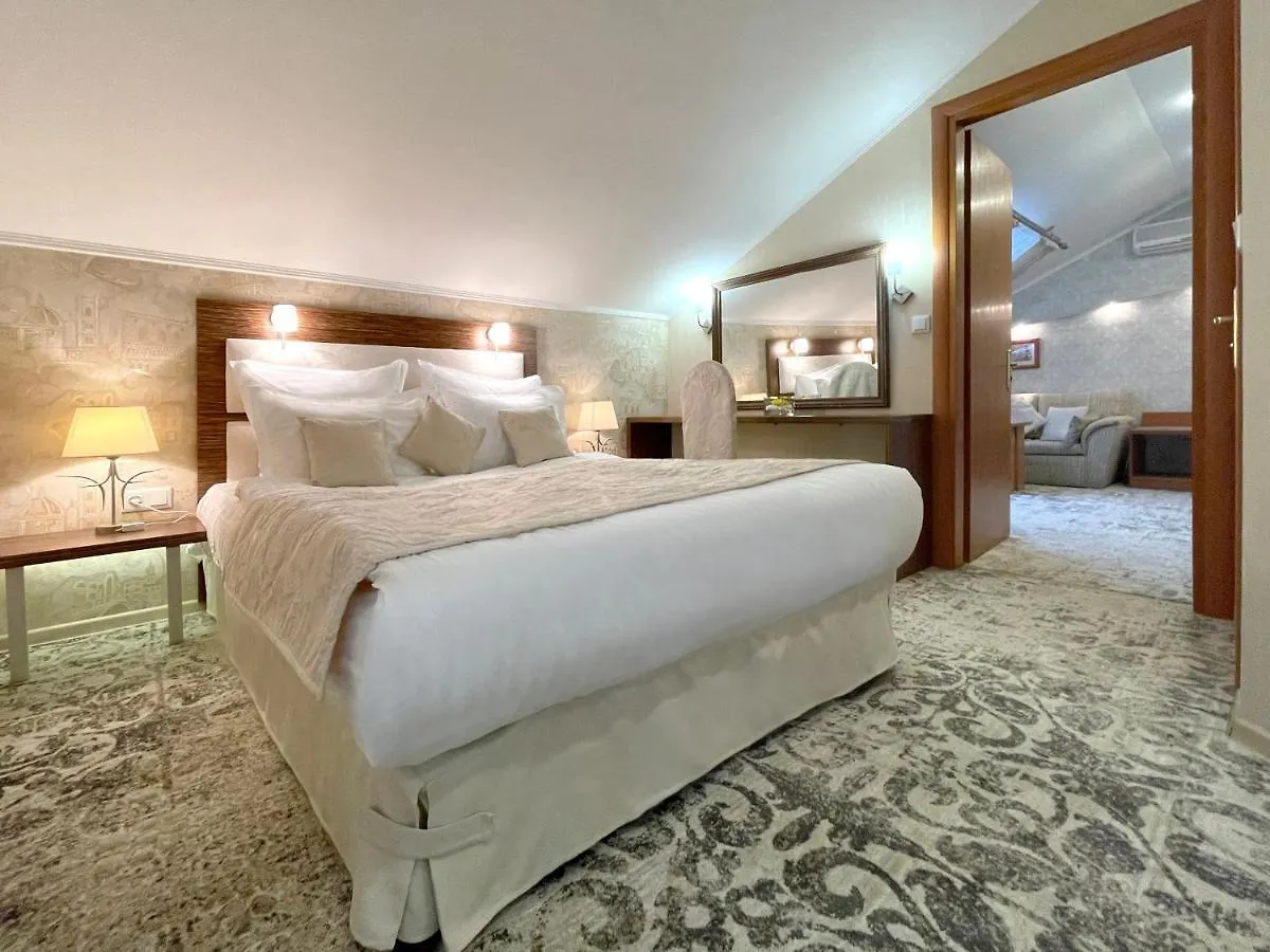 Eney Boutique Hotel Lemberg 4*,